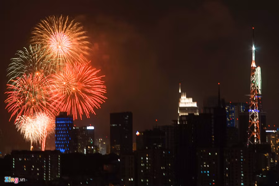 Chào đón năm mới 2018, TP.HCM có một điểm bắn pháo hoa tầm cao tại khu vực đầu đường hầm vượt sông Sài Gòn tại Thủ Thiêm (quận 2).