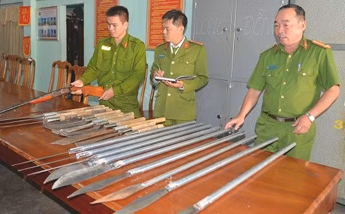  Công an thu giữ súng tự chế cùng một số lượng lớn hung khí (ảnh: Danviet)