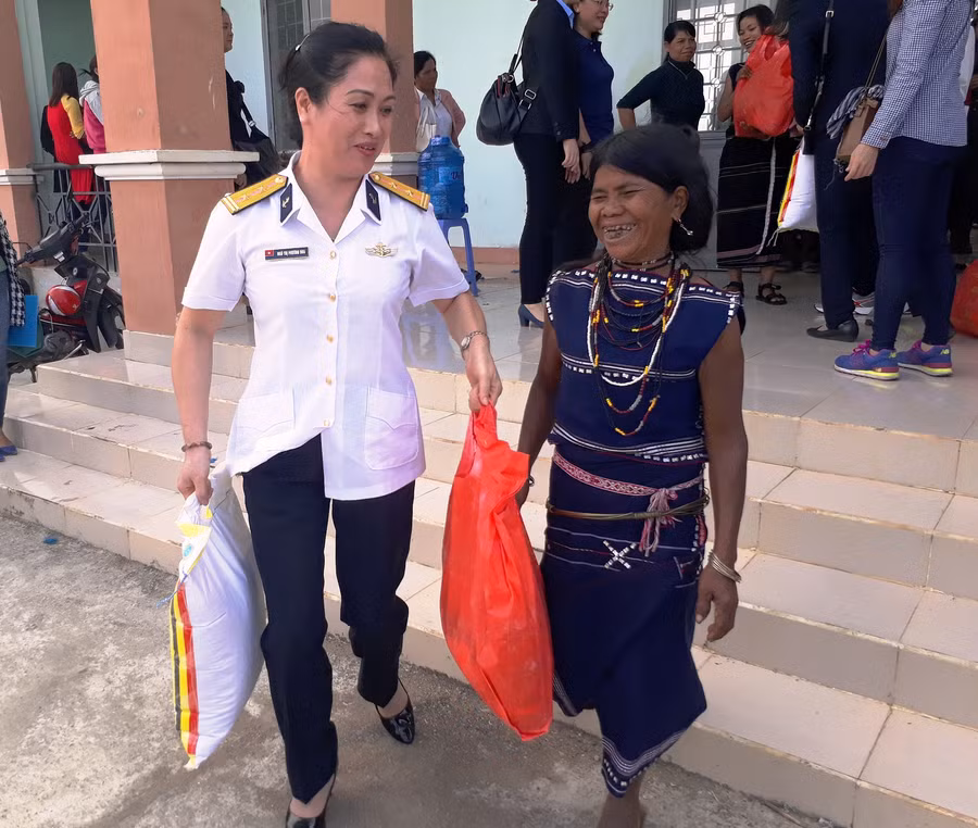 Sự sẻ chia nhỏ giúp phụ nữ nghèo có được niềm vui lớn. Ảnh: Trần Dung Sự sẻ chia nhỏ giúp phụ nữ nghèo có được niềm vui lớn. Ảnh: Trần Dung
