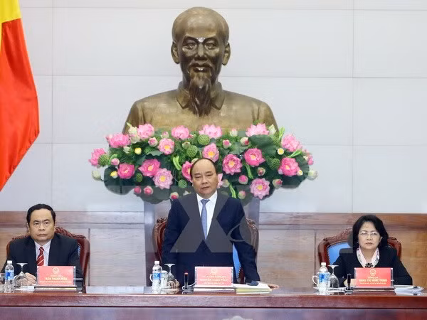 Thủ tướng Nguyễn Xuân Phúc, Chủ tịch Hội đồng Thi đua khen thưởng Trung ương phát biểu chỉ đạo phiên họp.
