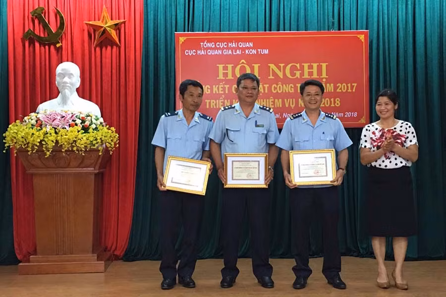 Bộ Tài chính tặng bằng khen cho các cá nhân vì sự nghiệp Tài chính. Ảnh: Hà Duy