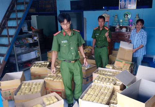 Lực lượng chức năng đang tiến hành niêm phong mì sợi thành phẩm có chứa hàn the.