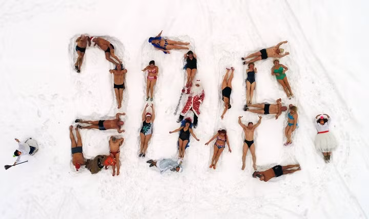 Các thành viên câu lạc bộ bơi mùa đông Cryophile đang tạo hình 2018 bên bờ sông Yenisei để chào đón năm mới và mùa Giáng sinh ở thành phố Krasnoyarsk, Siberia của Nga.