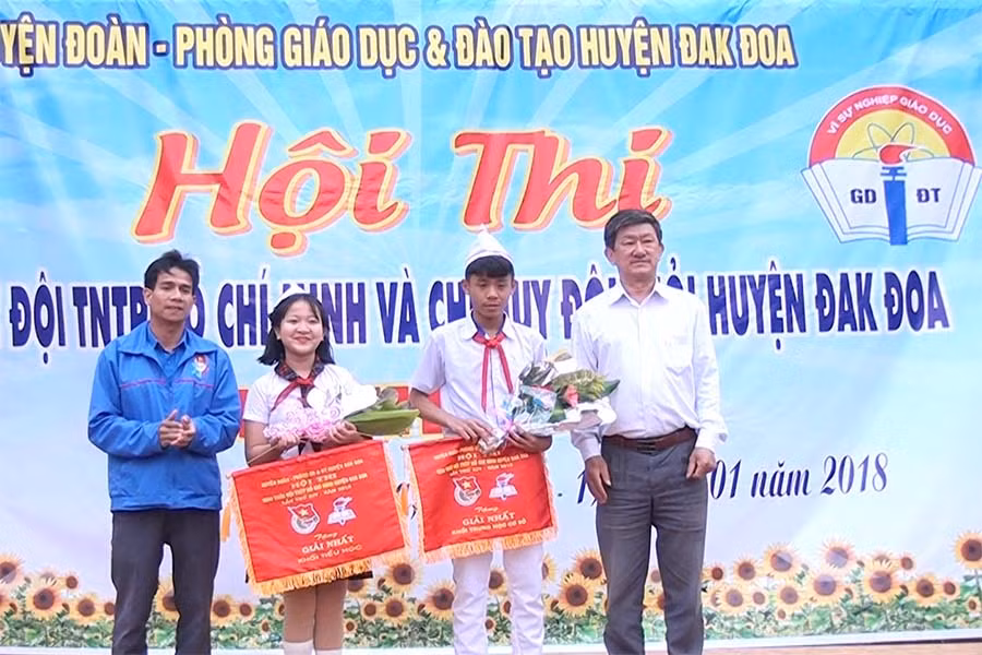  Ông Bùi Văn Hớn-Trưởng Phòng Giáo dục-Đào tạo huyện và ông Hoàng Cam-Bí thư Huyện Đoàn Đak Đoa trao giải cho các đội đạt giải nhất. Ảnh: Ngọc Định