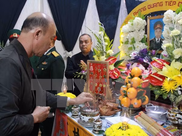 Lãnh đạo Tỉnh ủy, HĐND, UBND, lực lượng vũ trang tỉnh Đak Lak viếng Thiếu tướng, Anh hùng lực lượng vũ trang nhân dân Y Blốk Êban. Lãnh đạo Tỉnh ủy, HĐND, UBND, lực lượng vũ trang tỉnh Đak Lak viếng Thiếu tướng, Anh hùng lực lượng vũ trang nhân dân Y Blốk Êban.