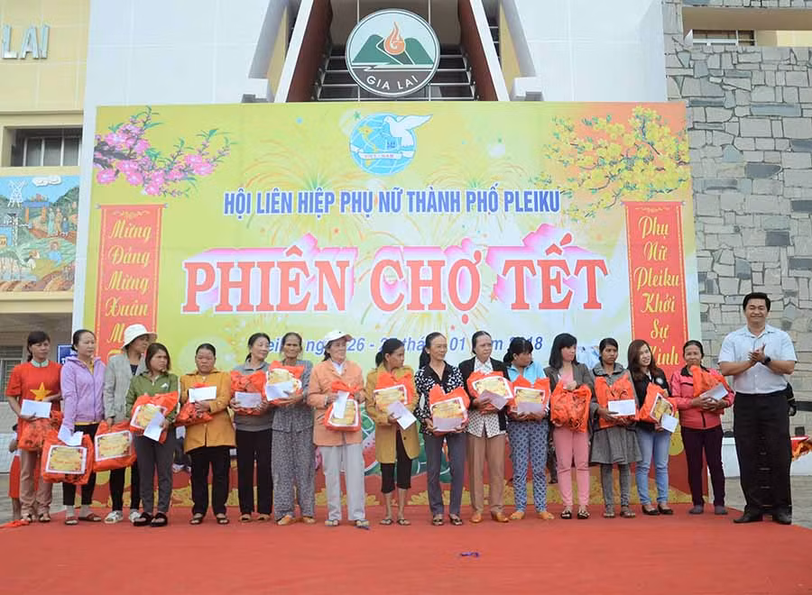 Ban tổ chức tặng quà cho gia đình các chị em phụ nữ khó khăn trên địa bàn TP. Pleiku. Ảnh: P.L