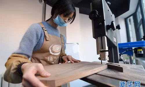 Hiện tại, mỗi ngày với cô gái Tống Lạc Lạc, 23 tuổi là một ngày vui. Cô đến xưởng mộc của mình ở thành phố Lan Châu (Cam Túc) từ sáng sớm, tới tối mịt mới về.