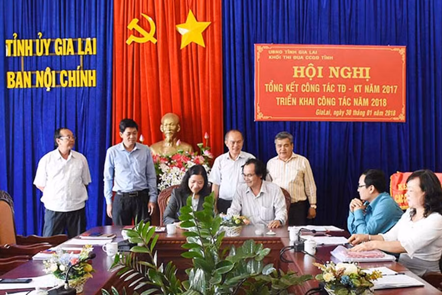  Lãnh đạo các cơ quan, đơn vị ký kết thi đua năm 2018. Ảnh: Ngọc Sang