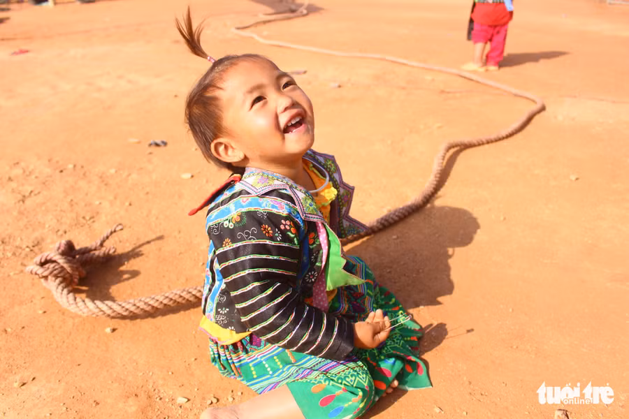  Em ngủ ngoan trên lưng mẹ, sau này lớn lên em sẽ chơi vui vẻ như chị thế này