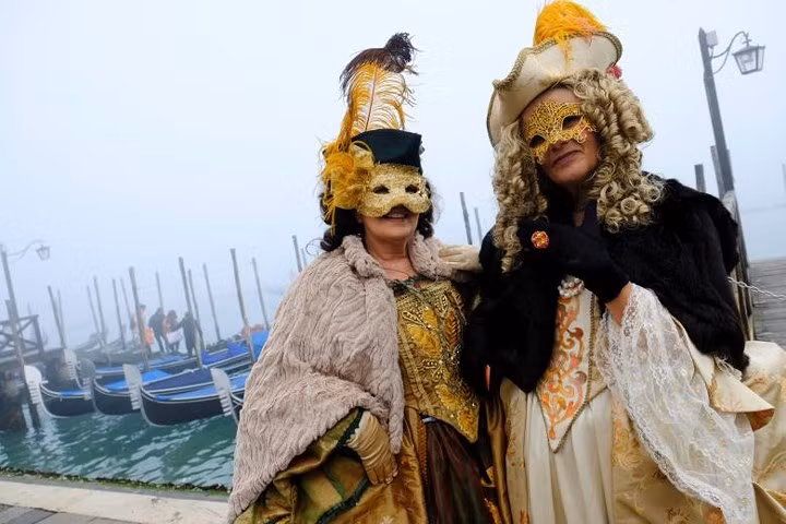  Mặt nạ tại lễ hội hóa trang Venice có thể được làm bằng da, sứ thủy tinh hoặc bằng nhựa, ban đầu là khá đơn giản trong thiết kế, trang trí sau này, chúng còn được trang trí thêm bằng vàng nhũ, lông chim để tạo ra sự khác biệt. 