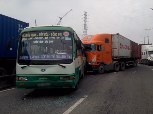 Container húc xe buýt đẩy về phía trước 1 đoạn trên đường.