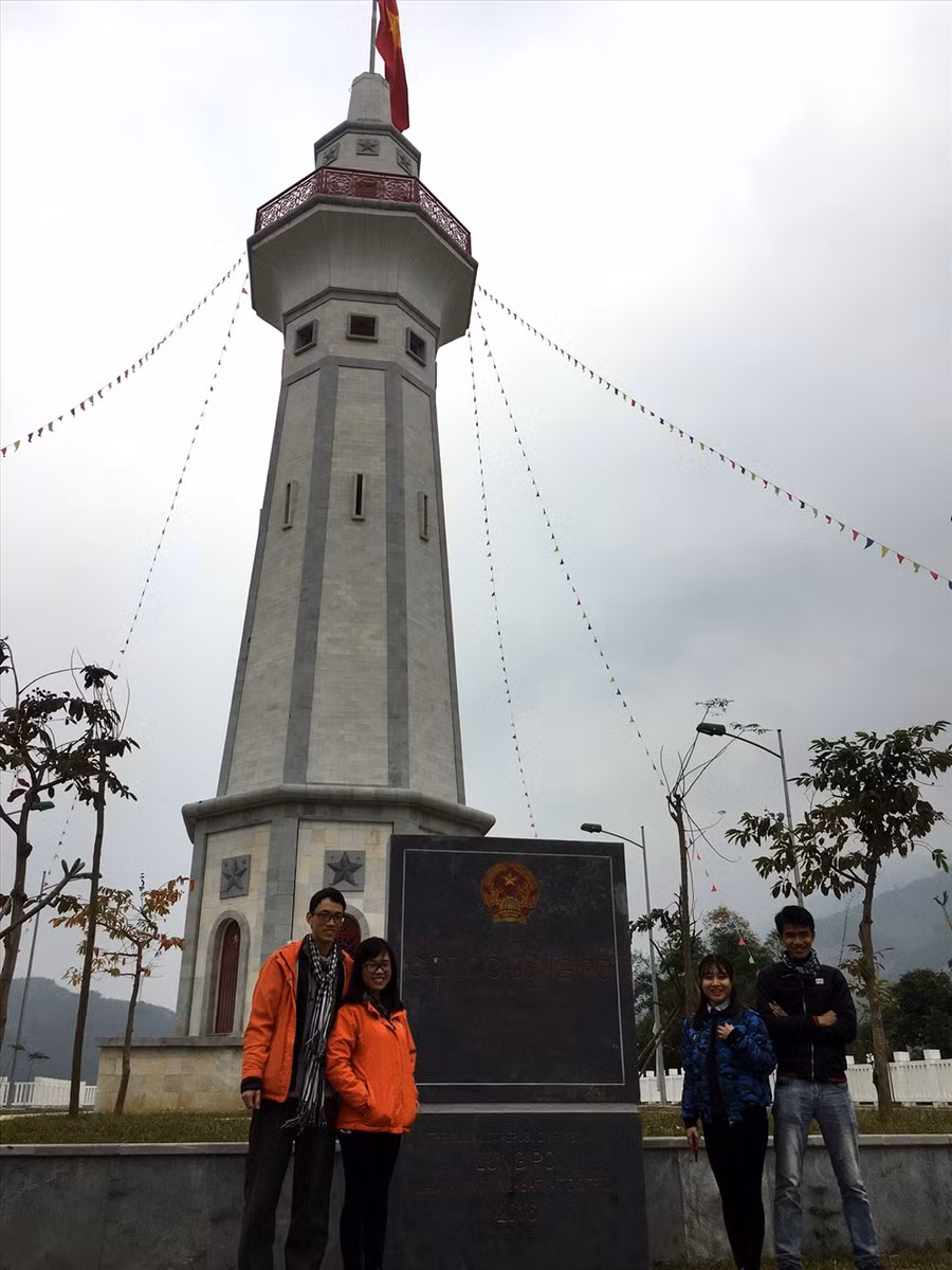 Một nhóm bạn từ Hà Nội lên thăm cột cờ Lũng Pô.