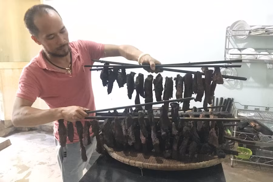 Anh Hồ Việt làm món thịt hun khói. Ảnh: T.T Anh Hồ Việt làm món thịt hun khói. Ảnh: T.T