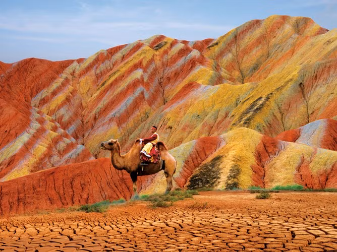 Những nghiên cứu đầu tiên về cái gọi là hình thái đất Danxia được tiến hành tại núi Danxia gần Shaoguan, Trung Quốc