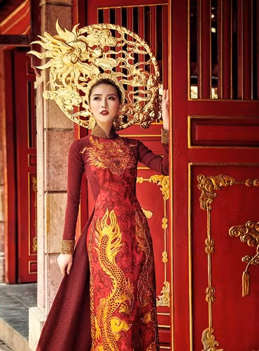 Người đẹp Tường Linh cũng chia sẻ cảm xúc khi mặc bộ quốc phục này bước ra đấu trường thế giới. Cô bộc bạch: “So với trang phục truyền thống của một số quốc gia khác thường được đầu tư và thiết kế hoành tráng và có trọng lượng “khủng”, Linh vẫn muốn mang đến cuộc thi bộ Áo dài nền nã, thướt tha đặc trưng của Việt Nam
