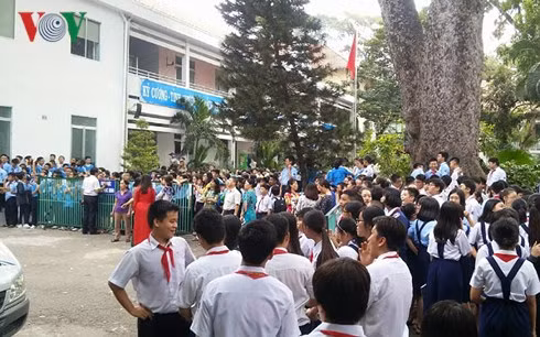 Học sinh nhà trường phải dừng học vì hỏa hoạn.