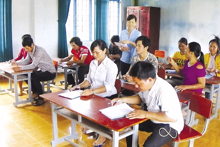 Giờ học đầu tiên của “lớp học xóa mù”. Giờ học đầu tiên của “lớp học xóa mù”.