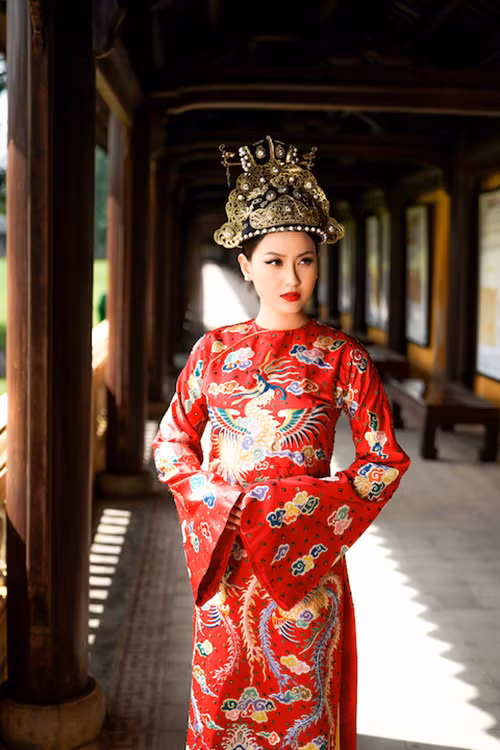 Khánh Ngân diện áo dài thêu hình phượng.
