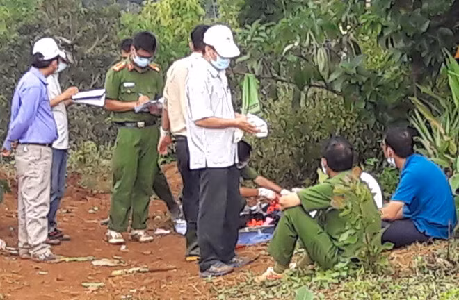 Cơ quan chức năng khám nghiệm hiện trường nơi xảy ra vụ nổ súng.