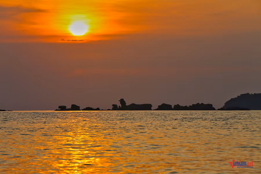  Khi hoàng hôn dần xuống, mặt biển như được dát vàng lộng lẫy. Ngắm hoàng hôn từ hòn Dăm Ngang với dãy núi đá giống như hình nhân sư thật hùng tráng.