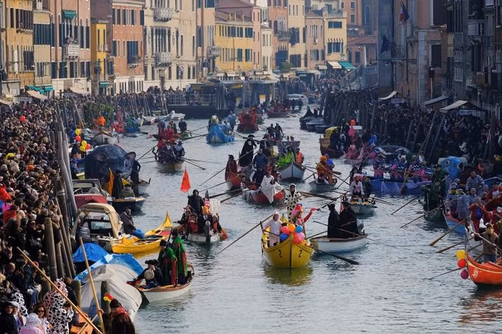 Tâm điểm của lễ hội là màn diễu hành bằng thuyền dọc theo các kênh rạch tại Venice. 