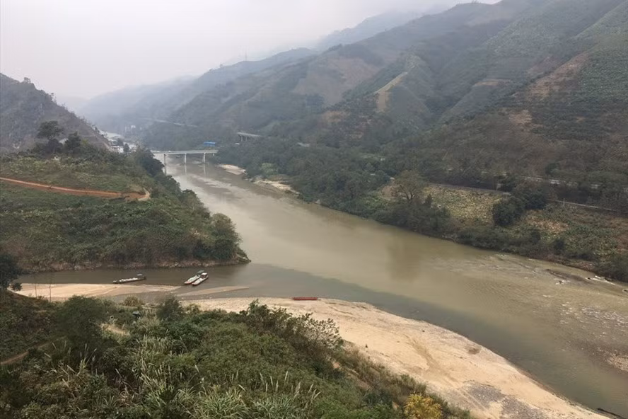 Điểm sông Hồng chảy vào đất Việt - nơi, theo nhiều bạn trẻ, “nhất định phải đến”.