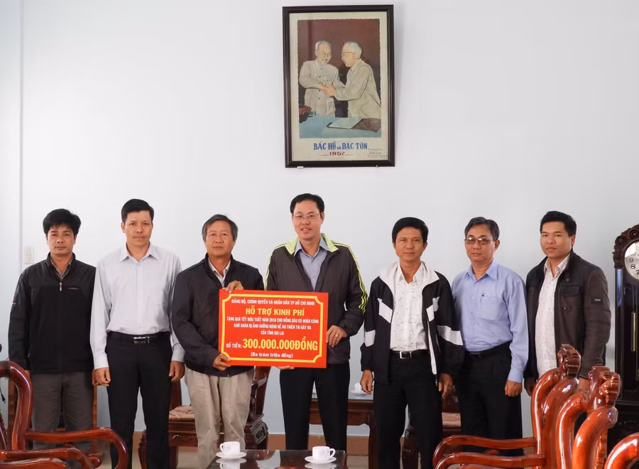 Phó Chủ tịch Ủy ban MTTQ Việt Nam TP.Hồ Chí Minh Nguyễn Thành Trung trao số tiền 300 triệu đồng giúp đỡ hộ nghèo tại Gia Lai đón Tết. Ảnh: T.N