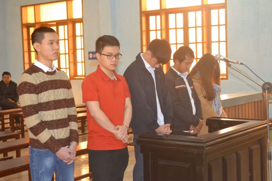 Từ phải sang là các bị cáo Thịnh, Tín, Thành, Nghĩa và Thúy. Ảnh: H.M