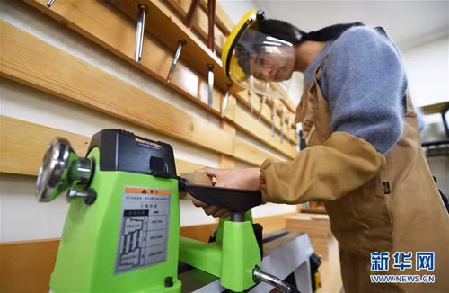 Cô gái từng tới các thành phố lớn học nghề mộc cơ bản. Sau đó, định hình cho mình sẽ phát triển theo hướng đồ thủ công từ gỗ.