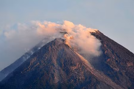 Núi lửa Merapi bắt đầu phun trào trở lại.