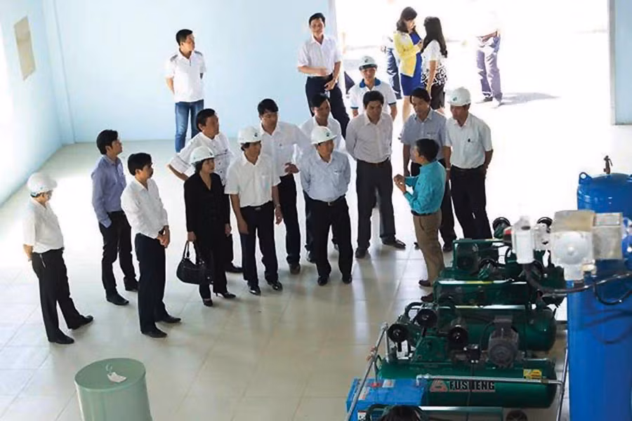 Lãnh đạo tỉnh tham quan Nhà máy Cấp nước Biển Hồ. Ảnh: D.L