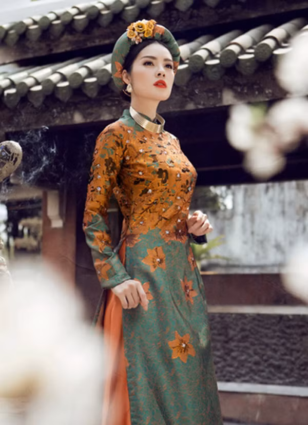 Diễn viên Dương Cẩm Lynh mặc áo dài gấm họa tiết hoa. 