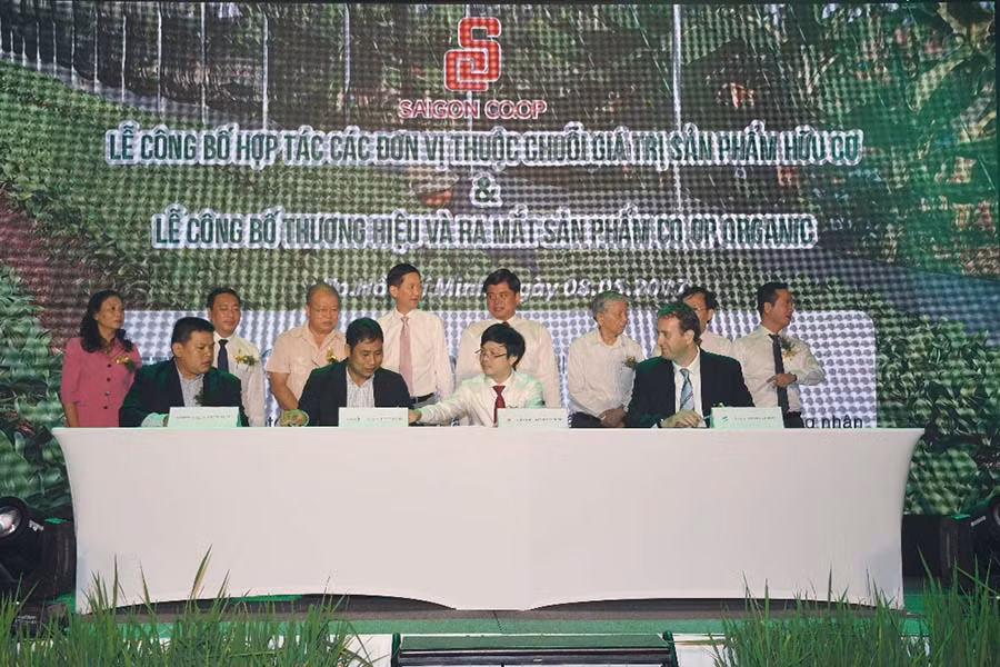  Đại diện Saigon Co.op và các đơn vị sản xuất nông nghiệp hữu cơ ký kết hợp tác. Ảnh: H.L
