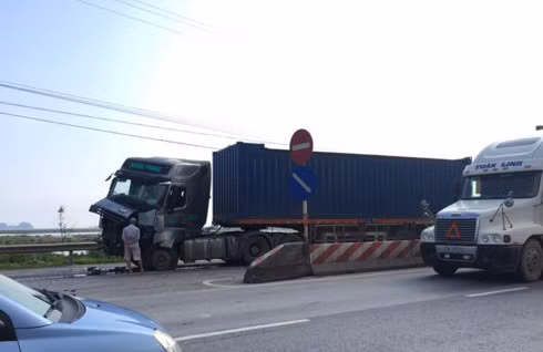 Xe container hư hỏng sau cú đâm trực diện từ phía sau (ảnh độc giả cung cấp).