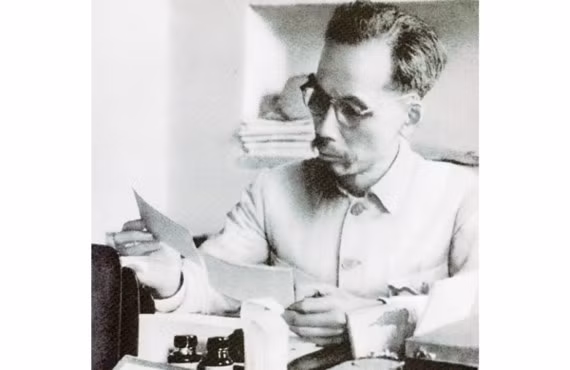 Chủ tịch Hồ Chí Minh làm việc tại Bắc Bộ Phủ năm 1946. Chủ tịch Hồ Chí Minh làm việc tại Bắc Bộ Phủ năm 1946.