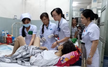 Nhân viên y tế chăm sóc cho bệnh nhân ung thư điều trị tại bệnh viện Ung Bướu, TPHCM Nhân viên y tế chăm sóc cho bệnh nhân ung thư điều trị tại bệnh viện Ung Bướu, TPHCM