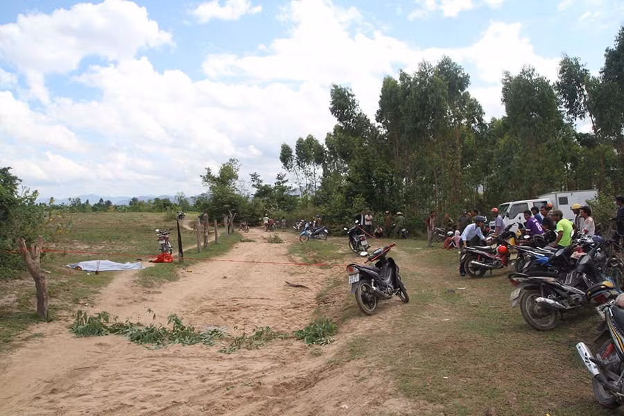 Nhiều người dân hiếu kỳ đến xem hiện trường vụ án. Ảnh: V.N Nhiều người dân hiếu kỳ đến xem hiện trường vụ án. Ảnh: V.N