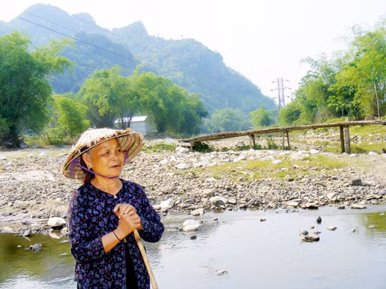 Bà Vi Thị Mậu ở bản Thắm (xã Châu Cường) trên dòng Nậm Huống cạn trơ đáy, ngổn ngang đất đá.
