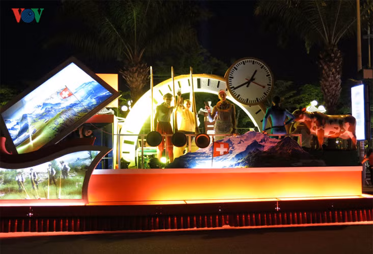 Đất nước Thuỵ Sỹ với những chiếc đồng hồ làm nên thương hiệu quốc tế được tái hiện trên xe hoa.