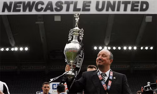 HLV Benitez nâng cao chức vô địch Championship. Ảnh: REUTERS