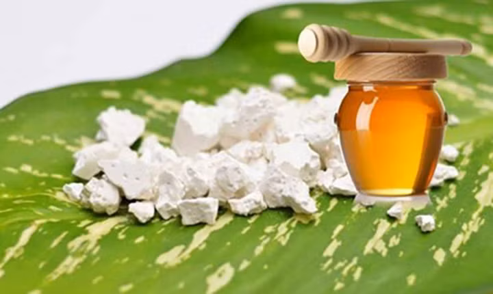 Bột sắn dây khi uống cùng với mật ong cũng không nguy hiểm như một số người nghĩ, bởi 2 thức này không nằm trong nhóm tương phản nên không gây ảnh hưởng đến sức khỏe. Hơn nữa có nhiều lời khuyên còn dùng bột sắn dây để kết hợp chữa bệnh viêm loét dạ dày. 2