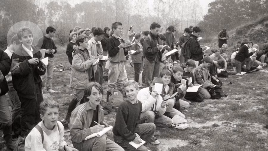  Macron (khoanh tròn) trong một chuyến dã ngoại vào tháng 9-1990.