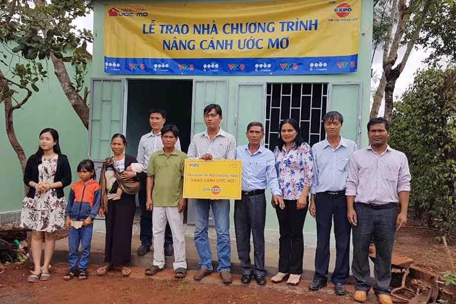  Bàn giao nhà “Nâng cánh ước mơ” cho các em học sinh có hoàn cảnh khó khăn. Ảnh: H.T