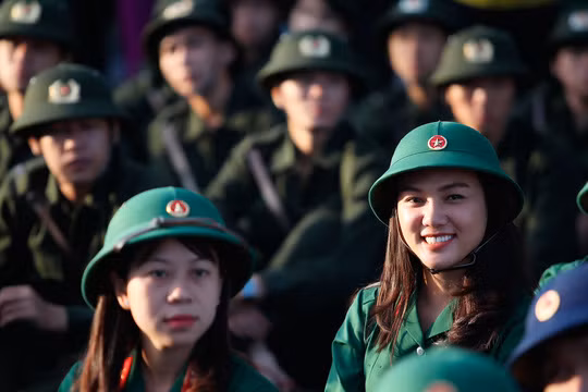 Năm 2017, Quân khu 7 được Bộ Quốc phòng giao nhiệm vụ huấn luyện 100 nữ chiến sĩ mới đến từ 11 đầu mối đơn vị - tương đương 50 cấp xã, phường, thị trấn trên cả nước - với trình độ văn hóa cao, sức khỏe, hình thể tốt. Trong ảnh: Trần Thị Giao Linh (SN 1992) nổi bật trong số các tân binh vì vẻ ngoài xinh đẹp của mình trong ngày lên đường nhập ngũ.