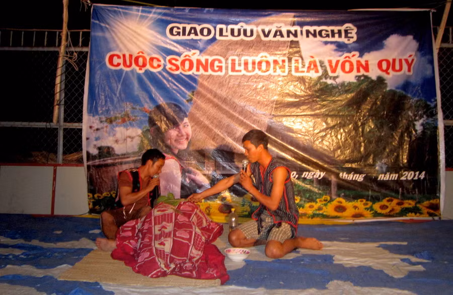 Công tác tuyên truyền với hình thức sân khấu hóa đầy gần gũi và dễ hiểu với người dân. Ảnh: Hồng Thi Công tác tuyên truyền với hình thức sân khấu hóa đầy gần gũi và dễ hiểu. Ảnh: Hồng Thi