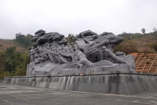 Tượng đài kéo pháo ở Nà Nhạn.