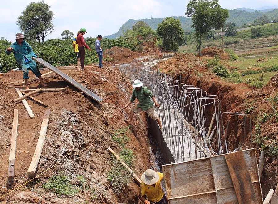  Các đơn vị đang thi công đập Ia Mút bằng bê tông cốt thép. Ảnh: N.D