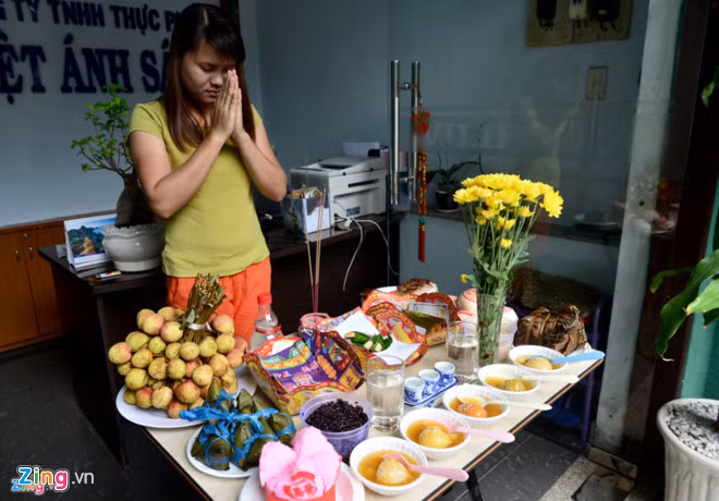 Người dân làm lễ cúng gia tiên trong Tết Đoan ngọ.