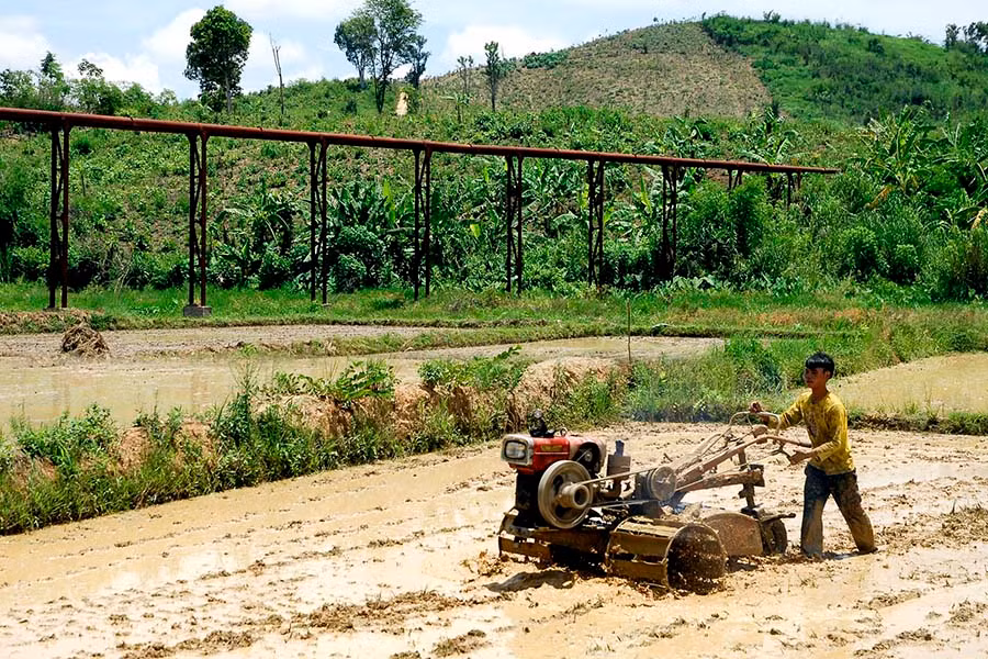  Làm đất chuẩn bị sản xuất vụ mùa. Ảnh: Đ.T
