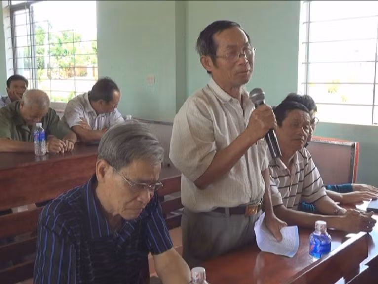 Tại buổi tiếp xúc, nhiều cử tri đã ý kiến, kiến nghị những vấn đề quan tâm